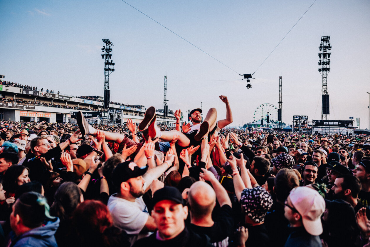 Rock am Ring läuft: Die Ärzte, Queens Of The Stone Age, Green Day, Kerry King u.v.a. schlagen auf. – Surfing.