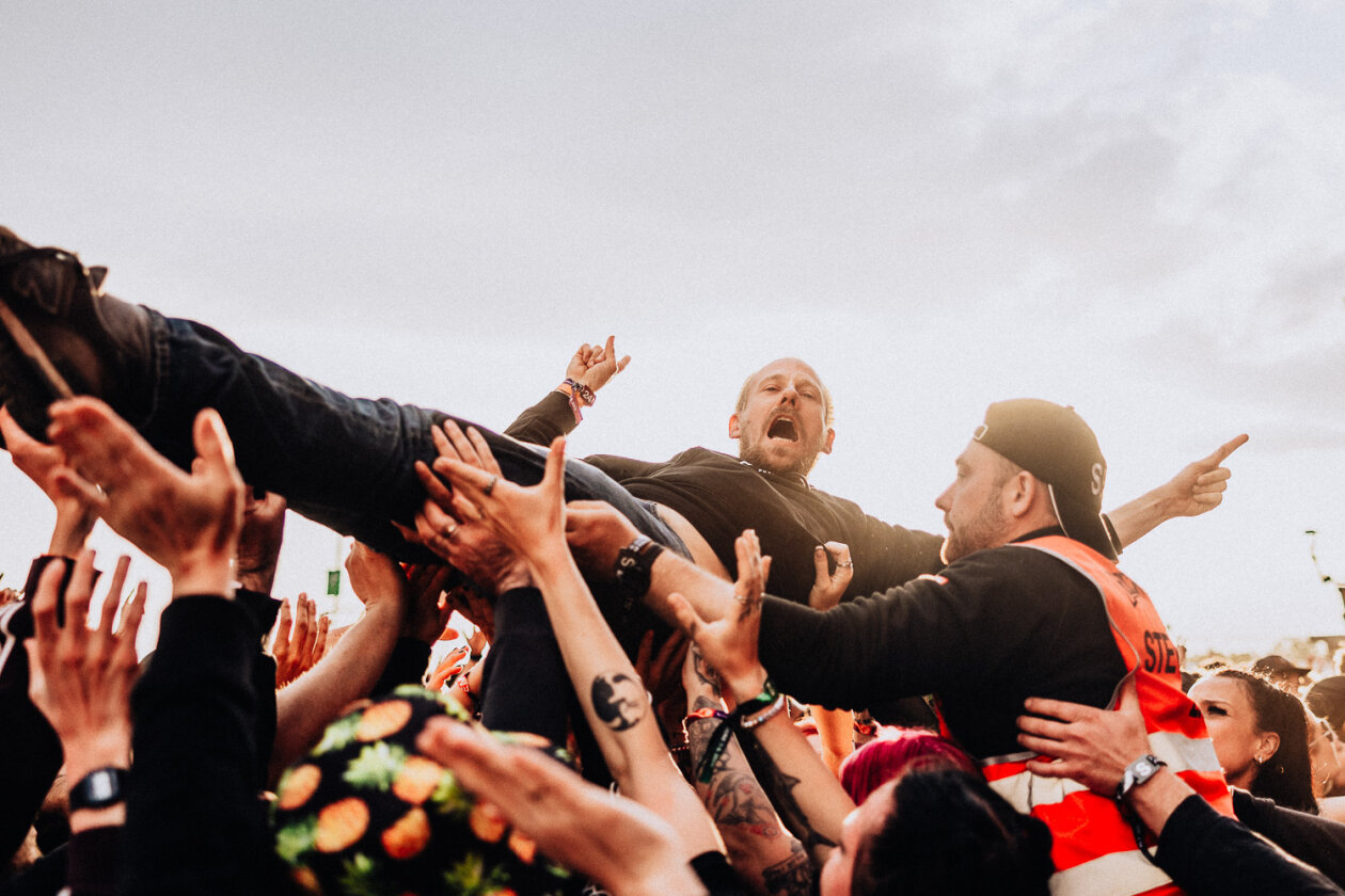 Rock am Ring läuft: Die Ärzte, Queens Of The Stone Age, Green Day, Kerry King u.v.a. schlagen auf. – Der Tag des Crowdsurfing?