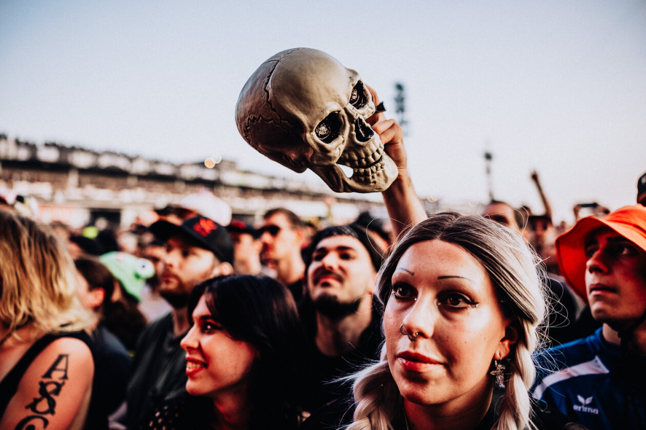 Rock am Ring läuft: Die Ärzte, Queens Of The Stone Age, Green Day, Kerry King u.v.a. schlagen auf. – Totentanz bei QOTSA?