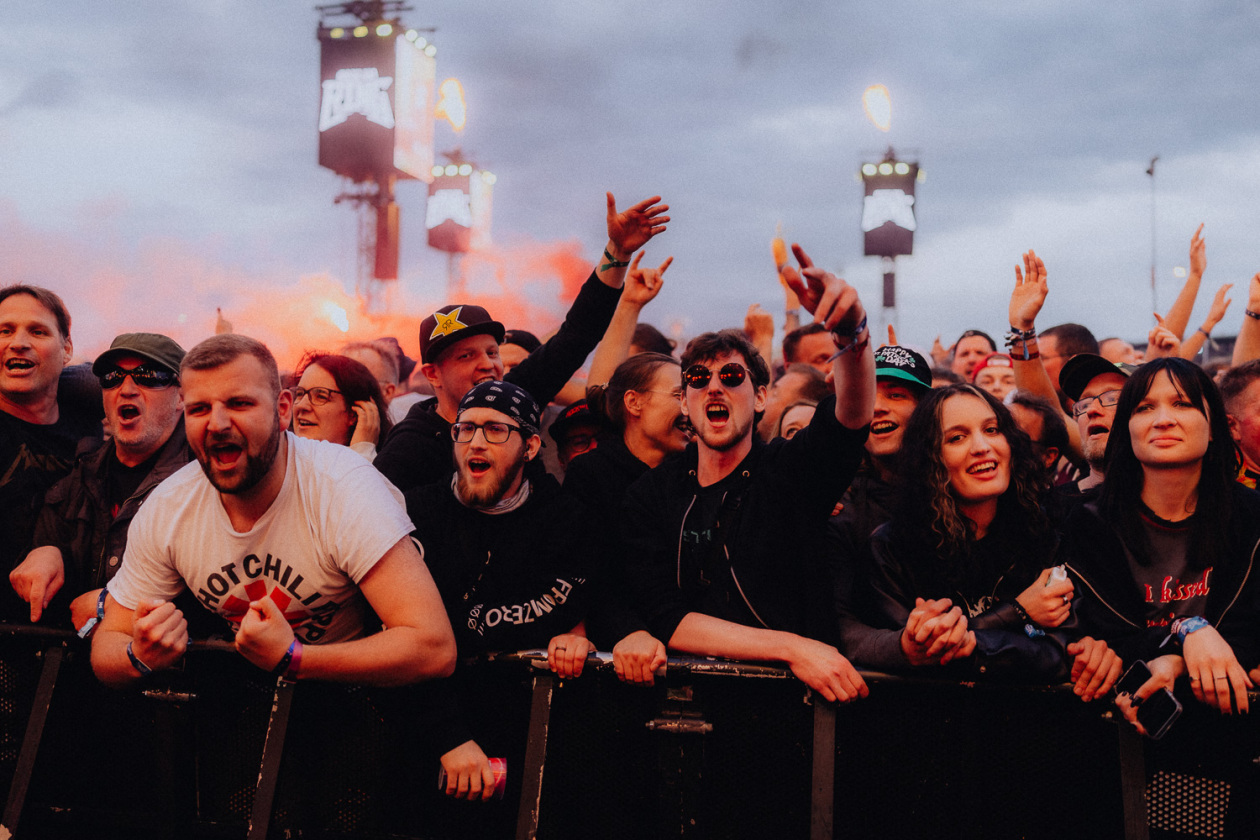 Trotz Matschwetter freuen sich 90.000 Fans auf die kommenden Tage in der Eifel. – Definitiver Mit-Gröhl-Alarm.