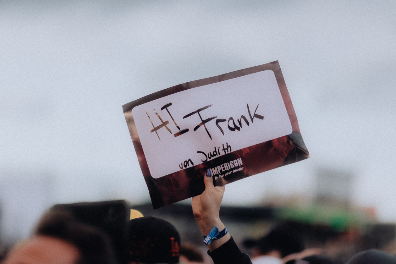 Trotz Matschwetter freuen sich 90.000 Fans auf die kommenden Tage in der Eifel. – Frank wer?