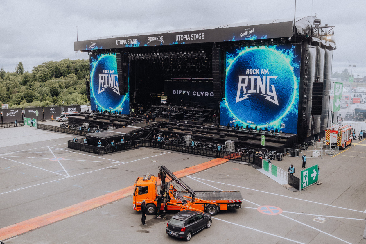 Trotz Matschwetter freuen sich 90.000 Fans auf die kommenden Tage in der Eifel. – Guten Morgen Rock am Ring! Kurz noch umparken.
