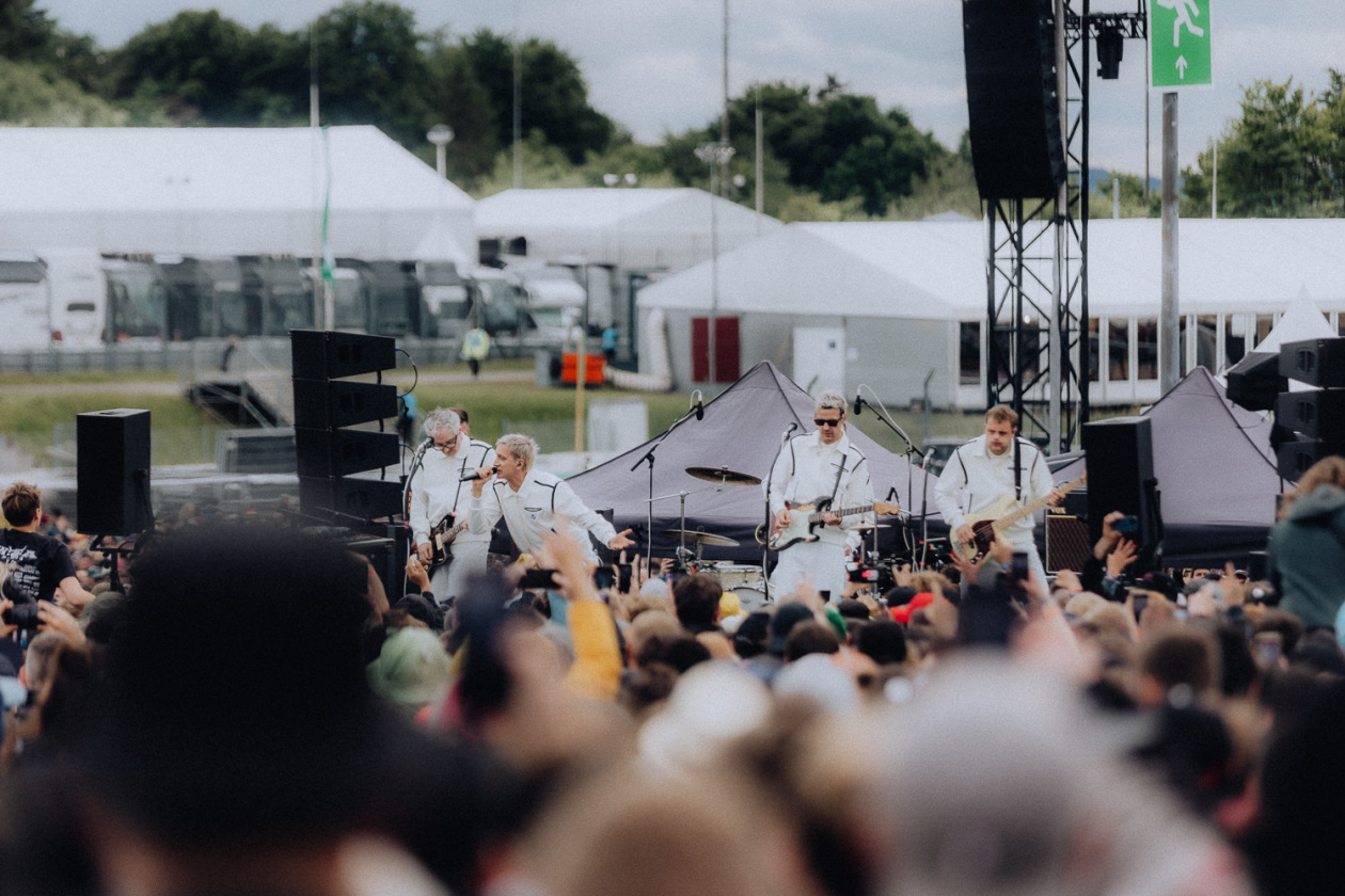 Trotz Matschwetter freuen sich 90.000 Fans auf die kommenden Tage in der Eifel. – Kraftklub.
