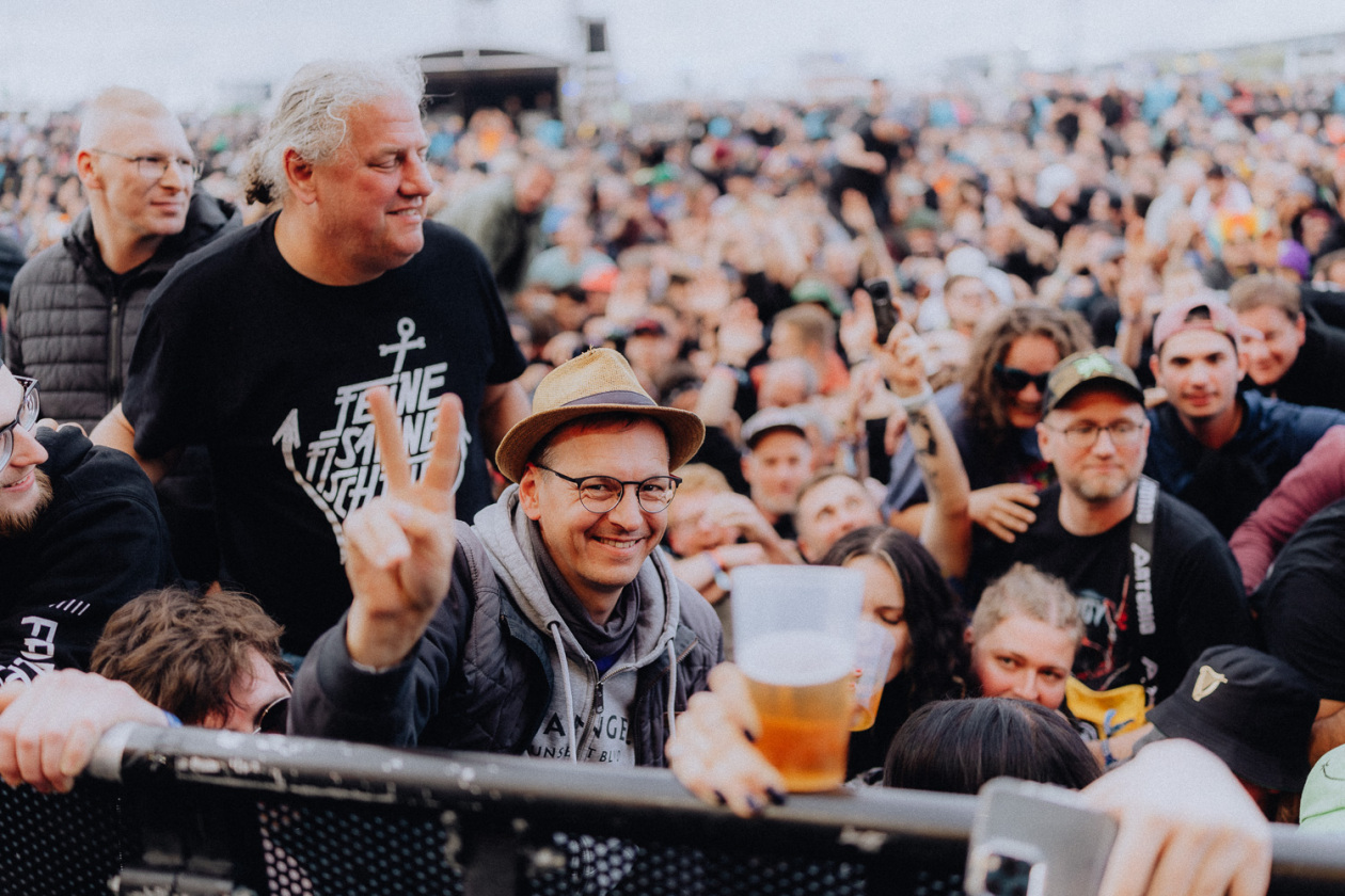 Trotz Matschwetter freuen sich 90.000 Fans auf die kommenden Tage in der Eifel. – Kurz mal in die Knie ... 