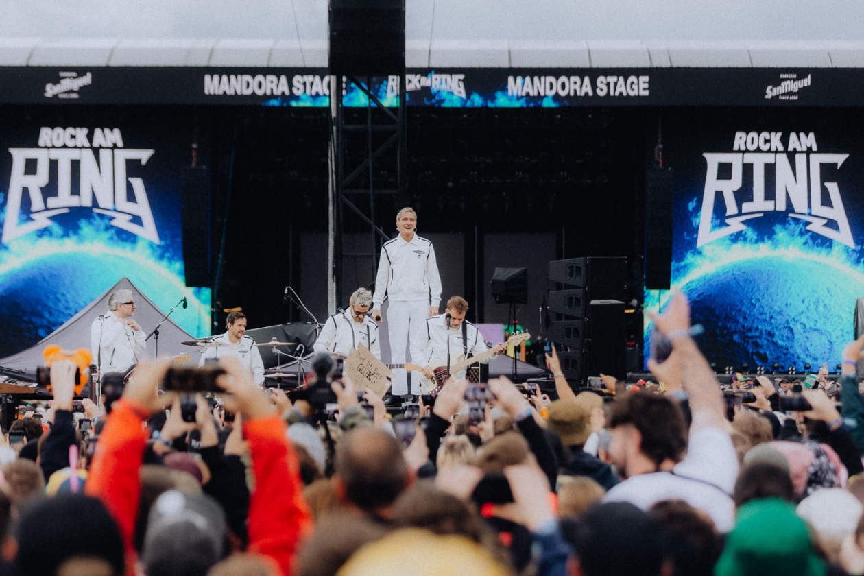 Trotz Matschwetter freuen sich 90.000 Fans auf die kommenden Tage in der Eifel. – ... der Secret Gig von Kraftklub.