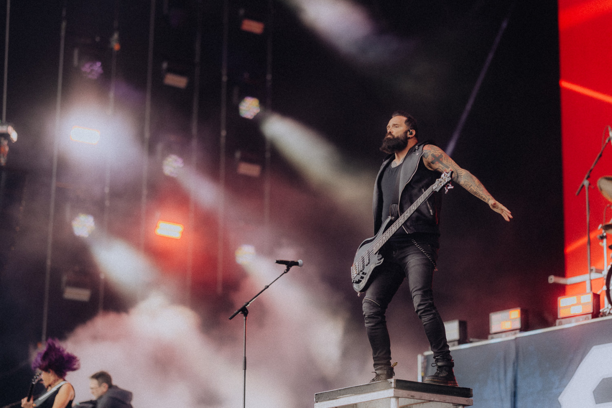 Trotz Matschwetter freuen sich 90.000 Fans auf die kommenden Tage in der Eifel. – Skillet.