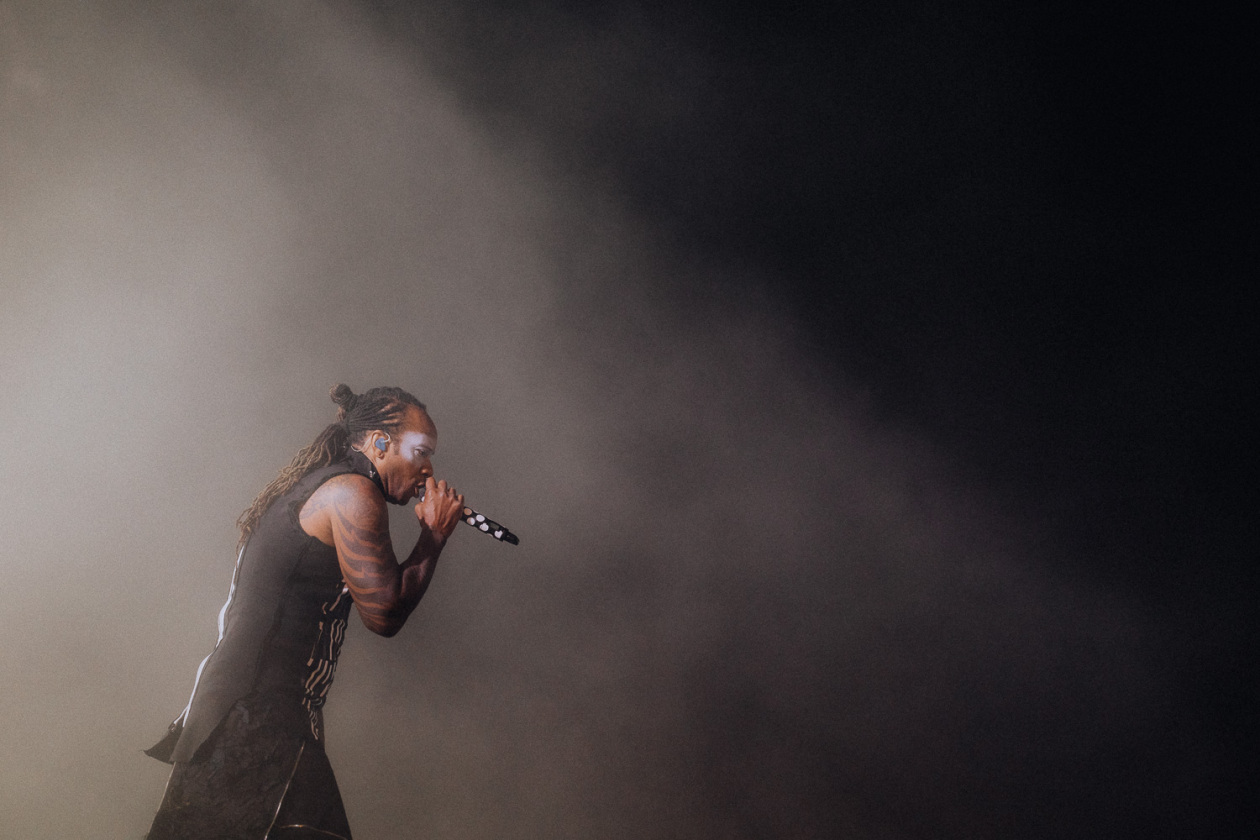Trotz Matschwetter freuen sich 90.000 Fans auf die kommenden Tage in der Eifel. – The Prodigy.