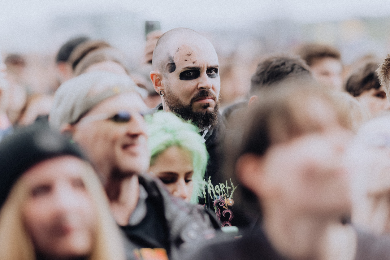 Trotz Matschwetter freuen sich 90.000 Fans auf die kommenden Tage in der Eifel. – Wenn Blicke ...
