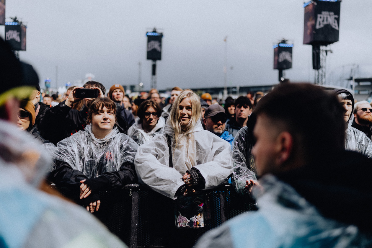 Die Party ist in vollem Gange und der zweite Festivaltag läuft auf seinen Höhepunkt zu. – Aber alle sind vorbereitet.