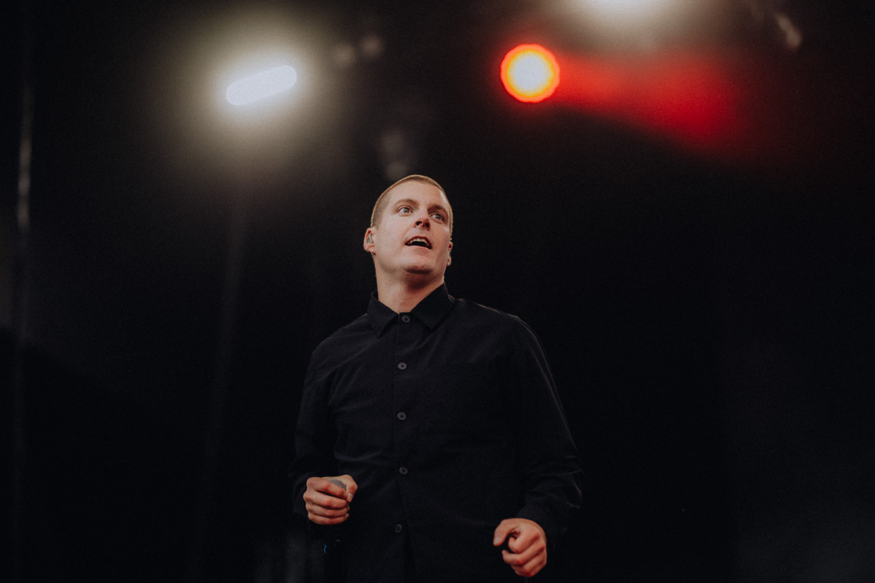 Die Party ist in vollem Gange und der zweite Festivaltag läuft auf seinen Höhepunkt zu. – Deafheaven.
