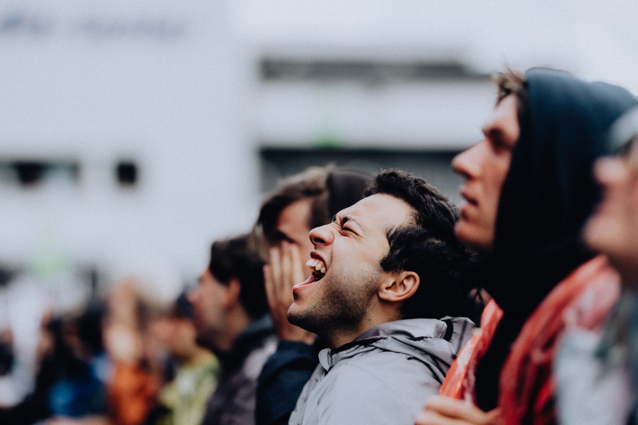 Die Party ist in vollem Gange und der zweite Festivaltag läuft auf seinen Höhepunkt zu. – Er fühlt es.