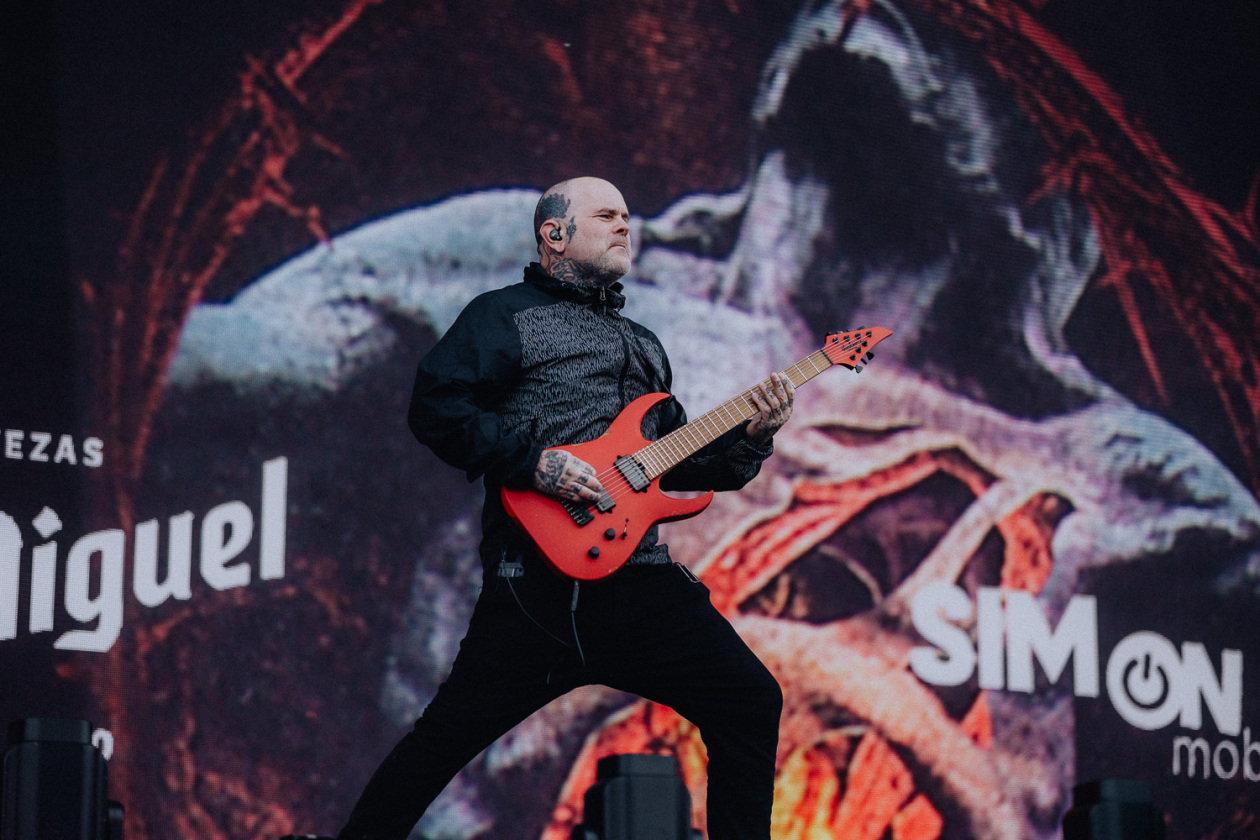 Die Party ist in vollem Gange und der zweite Festivaltag läuft auf seinen Höhepunkt zu. – Fit For An Autopsy.