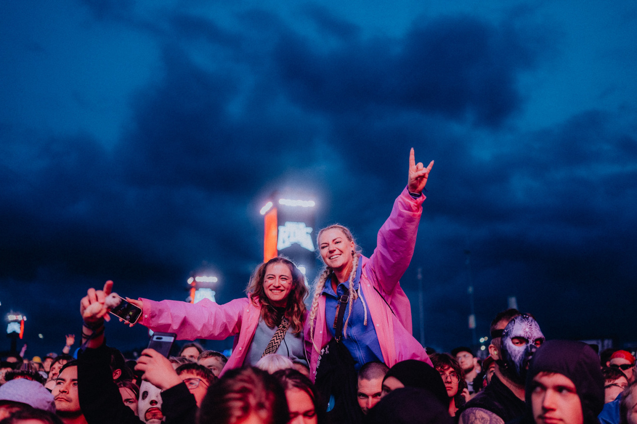 Die Party ist in vollem Gange und der zweite Festivaltag läuft auf seinen Höhepunkt zu. – Freuen auf ...
