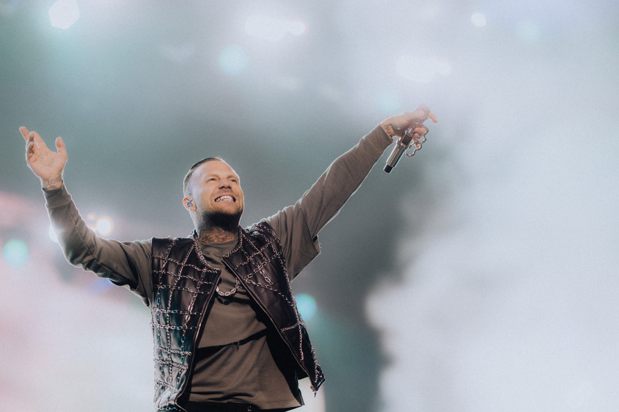 Die Party ist in vollem Gange und der zweite Festivaltag läuft auf seinen Höhepunkt zu. – ... Kontra K.