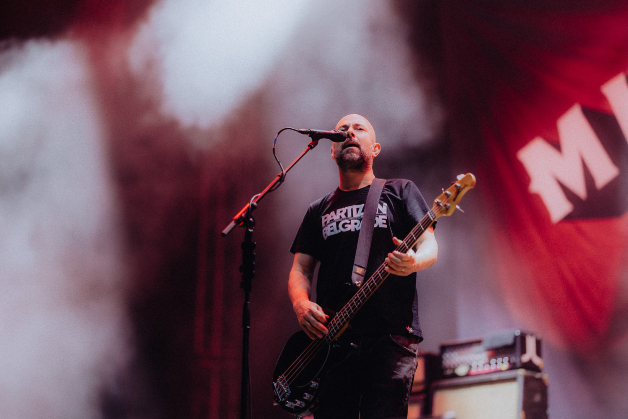Die Party ist in vollem Gange und der zweite Festivaltag läuft auf seinen Höhepunkt zu. – Millencolin.