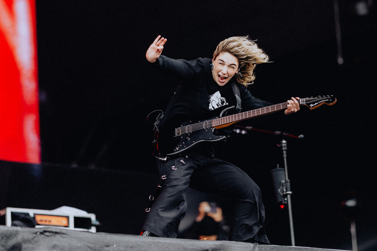 Die Party ist in vollem Gange und der zweite Festivaltag läuft auf seinen Höhepunkt zu. – The Warning gegen den Wind.