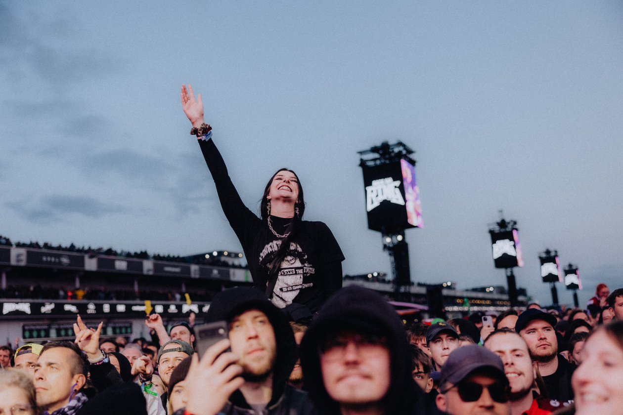 Die Party ist in vollem Gange und der zweite Festivaltag läuft auf seinen Höhepunkt zu. – Vorfreude auf ... 