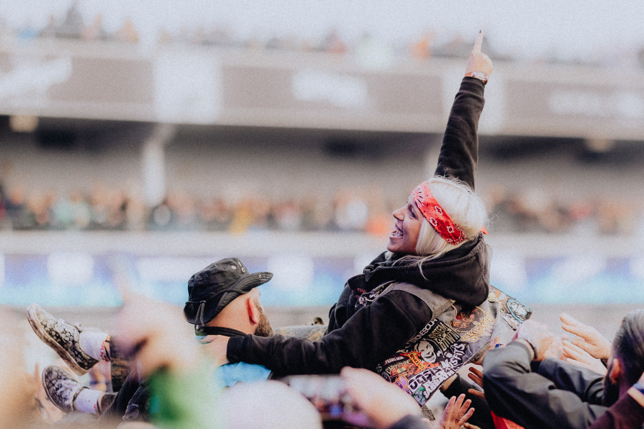 Die Party ist in vollem Gange und der zweite Festivaltag läuft auf seinen Höhepunkt zu. – Yeah!