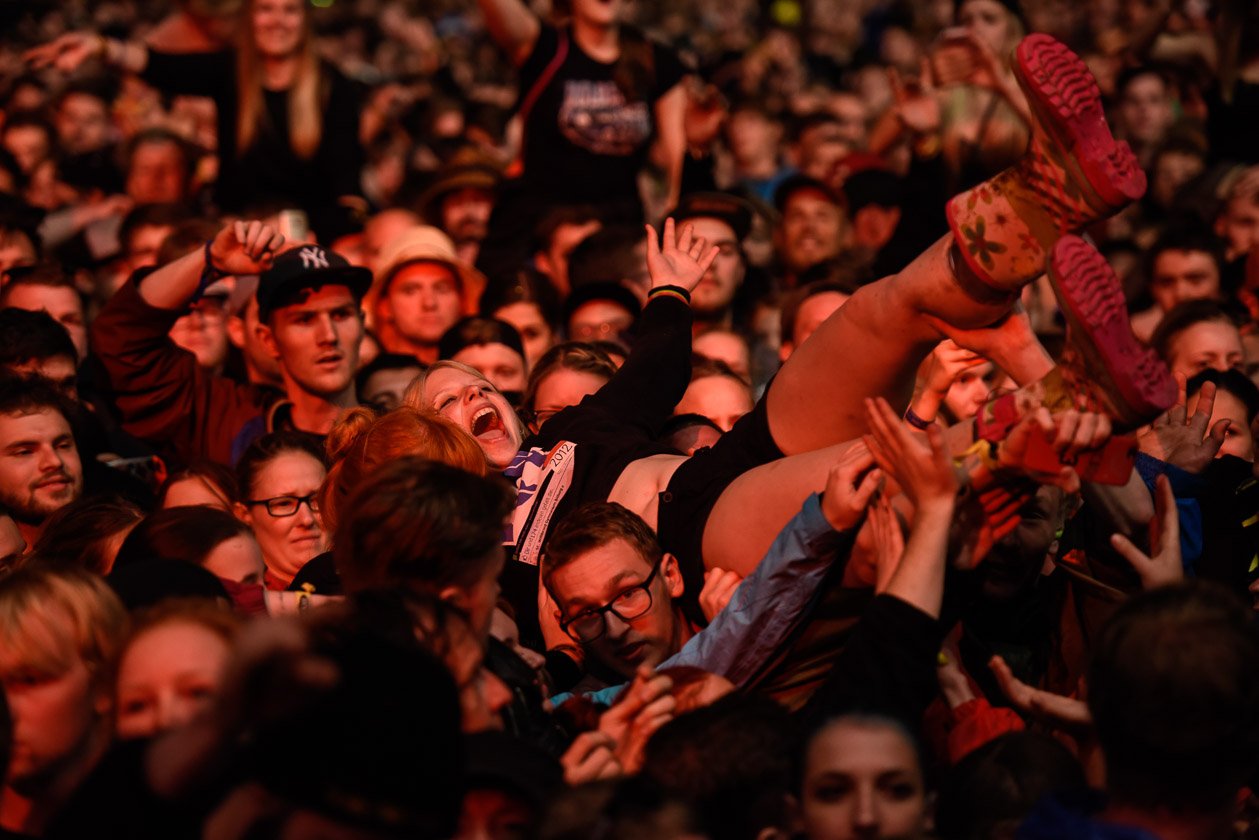 Die Bildergalerie zu Deutschlands größter Rocksause. – Surf and crowd.