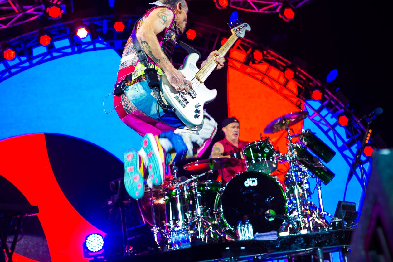 Der Festivalsamstag in der Vulkaneifel. – Red Hot Rhythms: Flea und Chad Smith.