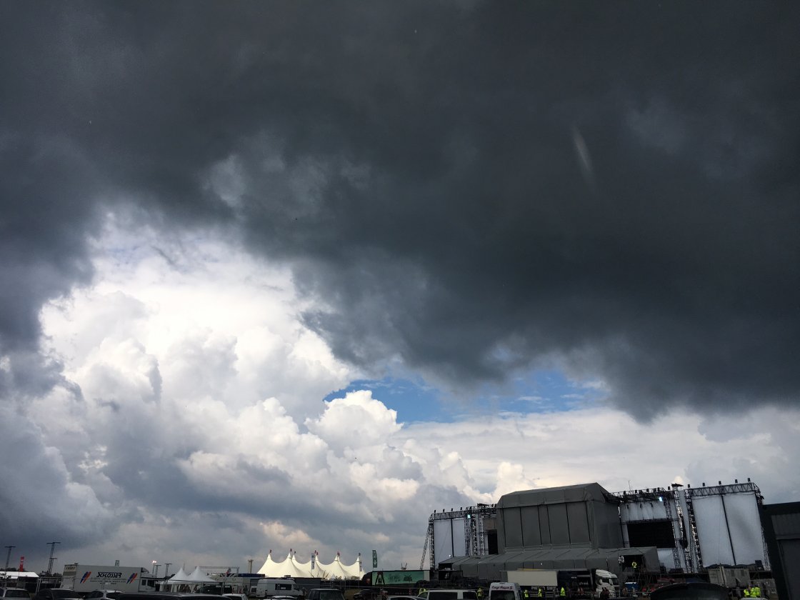 Der Festivalsamstag in der Vulkaneifel. – Rock am Ring steht ab Samstagnachmittag still. 