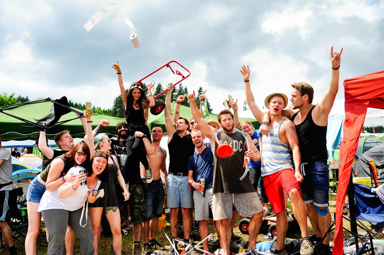 Zurück auf dem Nürburgring: Die Bilder von Deutschlands größtem Festival! – Ausgelassene Stimmung auf dem Campingplatz