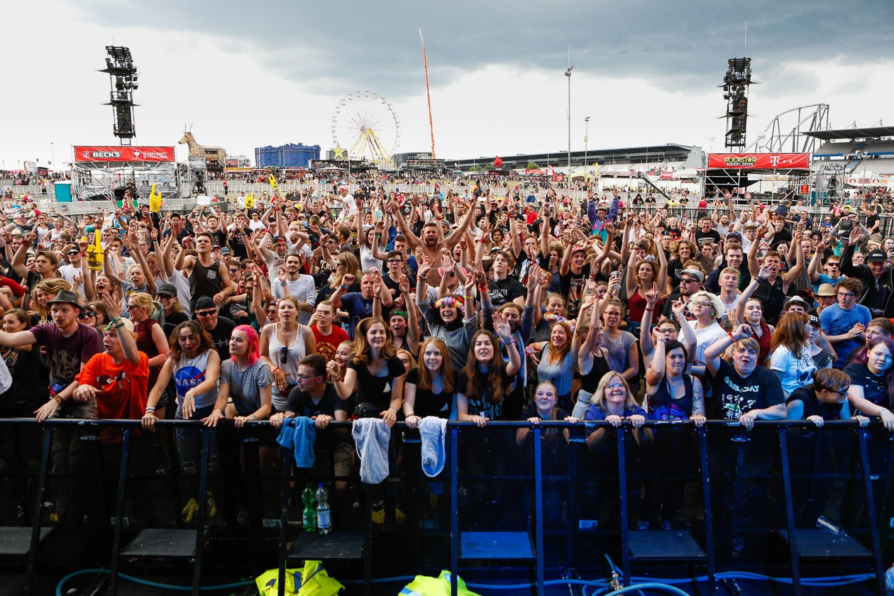 Zurück auf dem Nürburgring: Die Bilder von Deutschlands größtem Festival! – Die Fans lieben Don Broco.