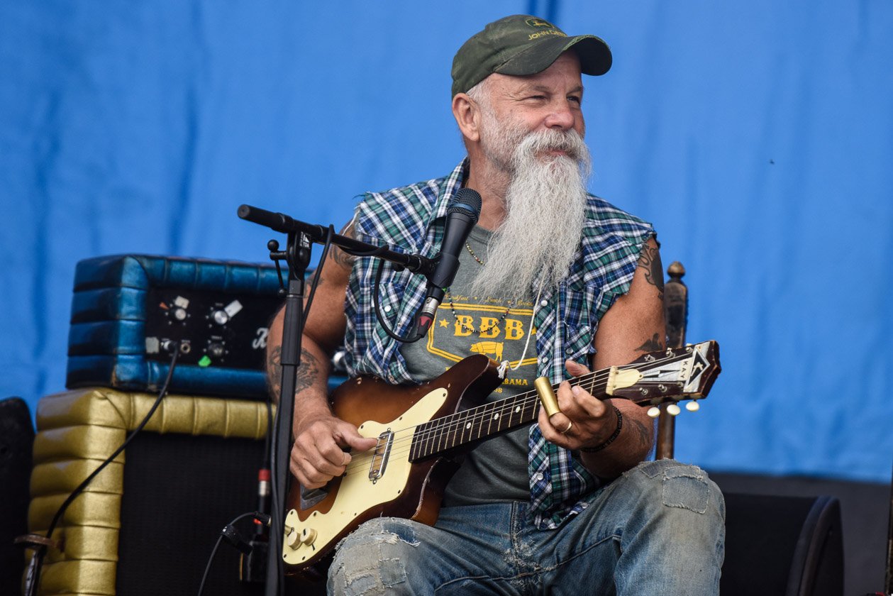 Die Bilder vom letzten Festivaltag auf dem Nürburgring. – Tag drei beginnt mit strahlenden Sonnenschein mit Publikumsliebling Seasick Steve.
