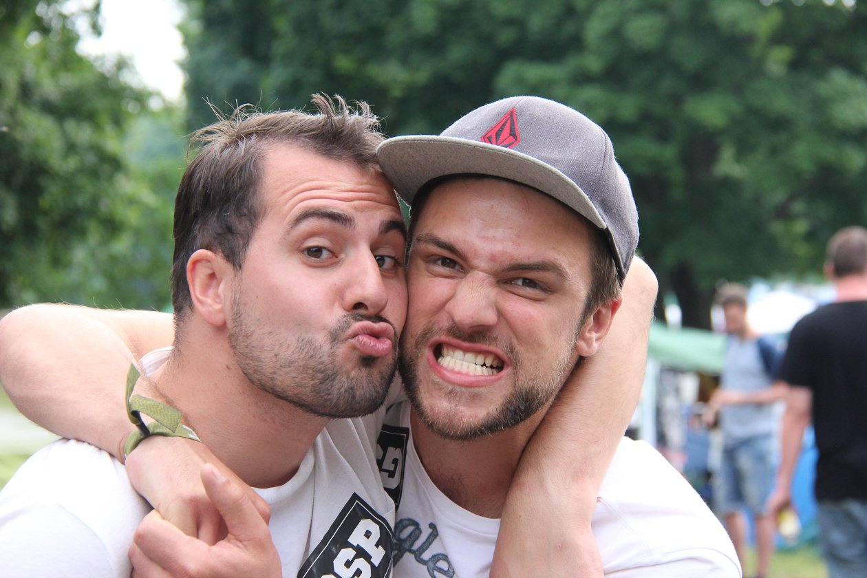 Sonne, Bier, dröhnende Boxen, Gewitter - das Zeppelinfeld in Nürnberg bebt drei Tage lang. – Auch noch am Samstag: Best friends!