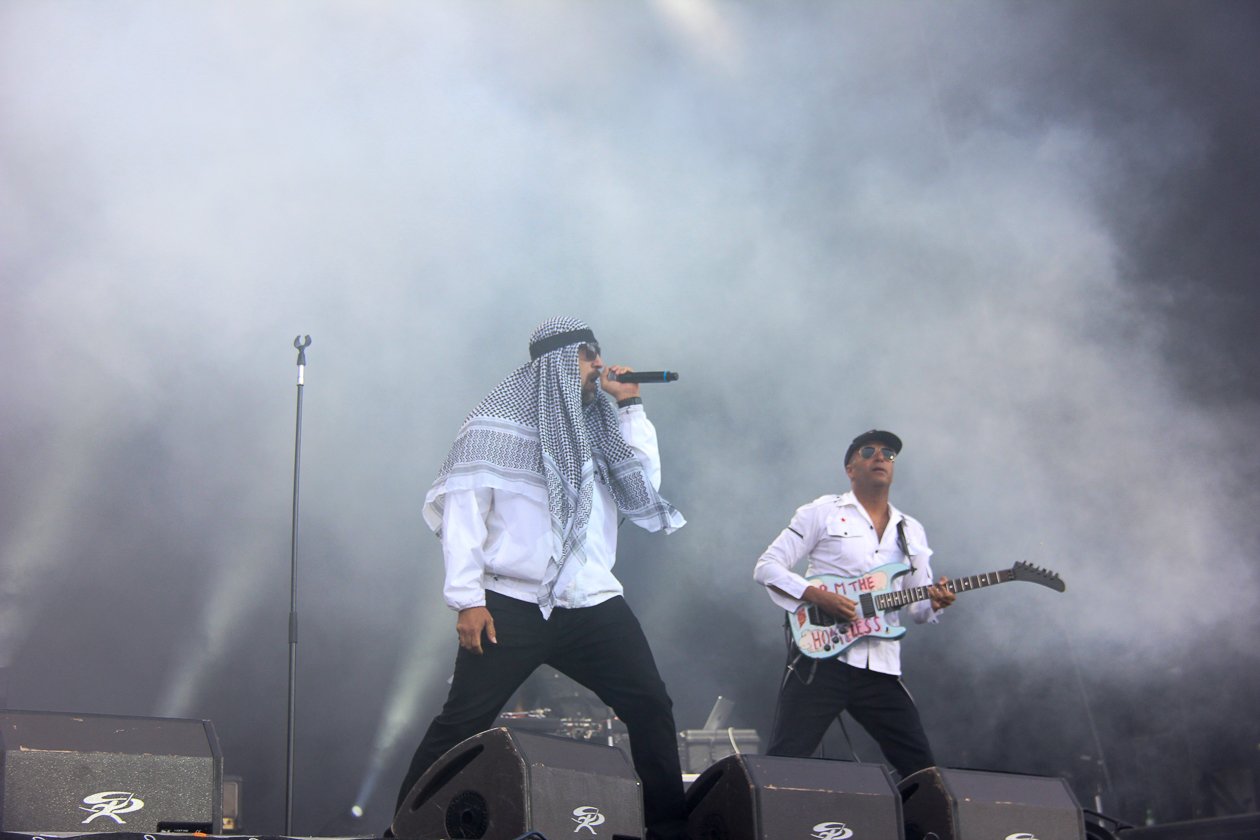 Sonne, Bier, dröhnende Boxen, Gewitter - das Zeppelinfeld in Nürnberg bebt drei Tage lang. – B-Real am Mic.