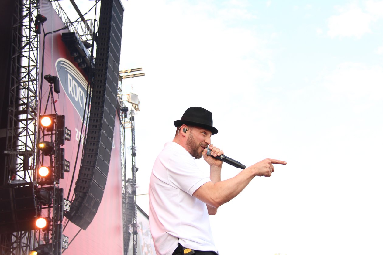 Sonne, Bier, dröhnende Boxen, Gewitter - das Zeppelinfeld in Nürnberg bebt drei Tage lang. – Beatsteaks.