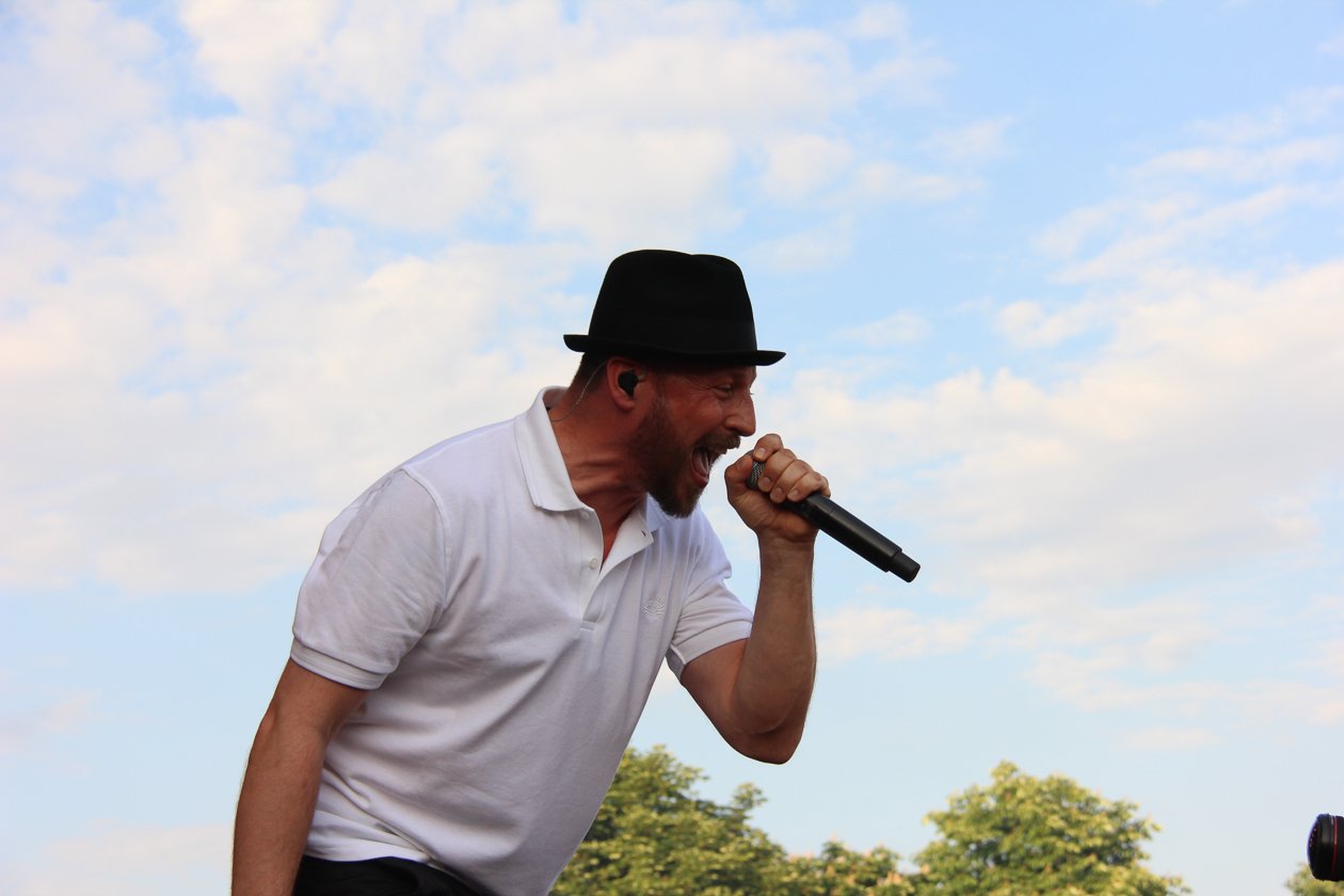 Sonne, Bier, dröhnende Boxen, Gewitter - das Zeppelinfeld in Nürnberg bebt drei Tage lang. – Beatsteaks heizen ein.