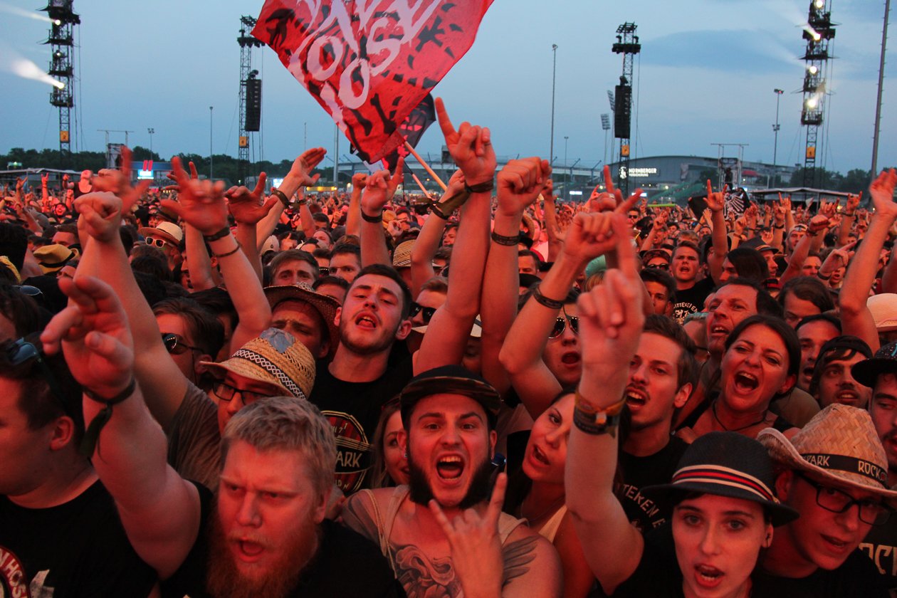 Sonne, Bier, dröhnende Boxen, Gewitter - das Zeppelinfeld in Nürnberg bebt drei Tage lang. – "Bis zum bitteren Ende"!