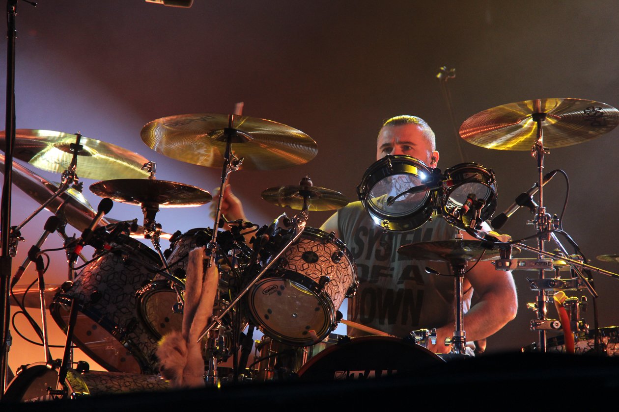 Sonne, Bier, dröhnende Boxen, Gewitter - das Zeppelinfeld in Nürnberg bebt drei Tage lang. – Dolmayan an den Drums.