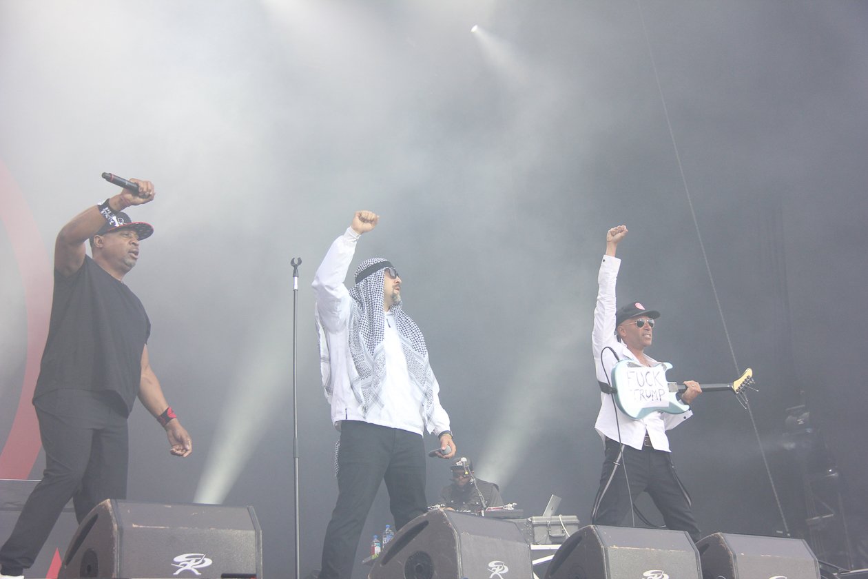 Sonne, Bier, dröhnende Boxen, Gewitter - das Zeppelinfeld in Nürnberg bebt drei Tage lang. – Prophets Of Rage.