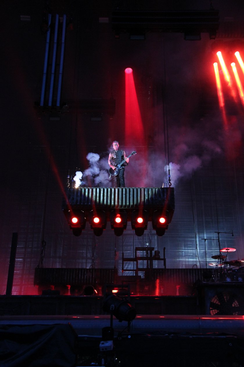Sonne, Bier, dröhnende Boxen, Gewitter - das Zeppelinfeld in Nürnberg bebt drei Tage lang. – Rammstein!