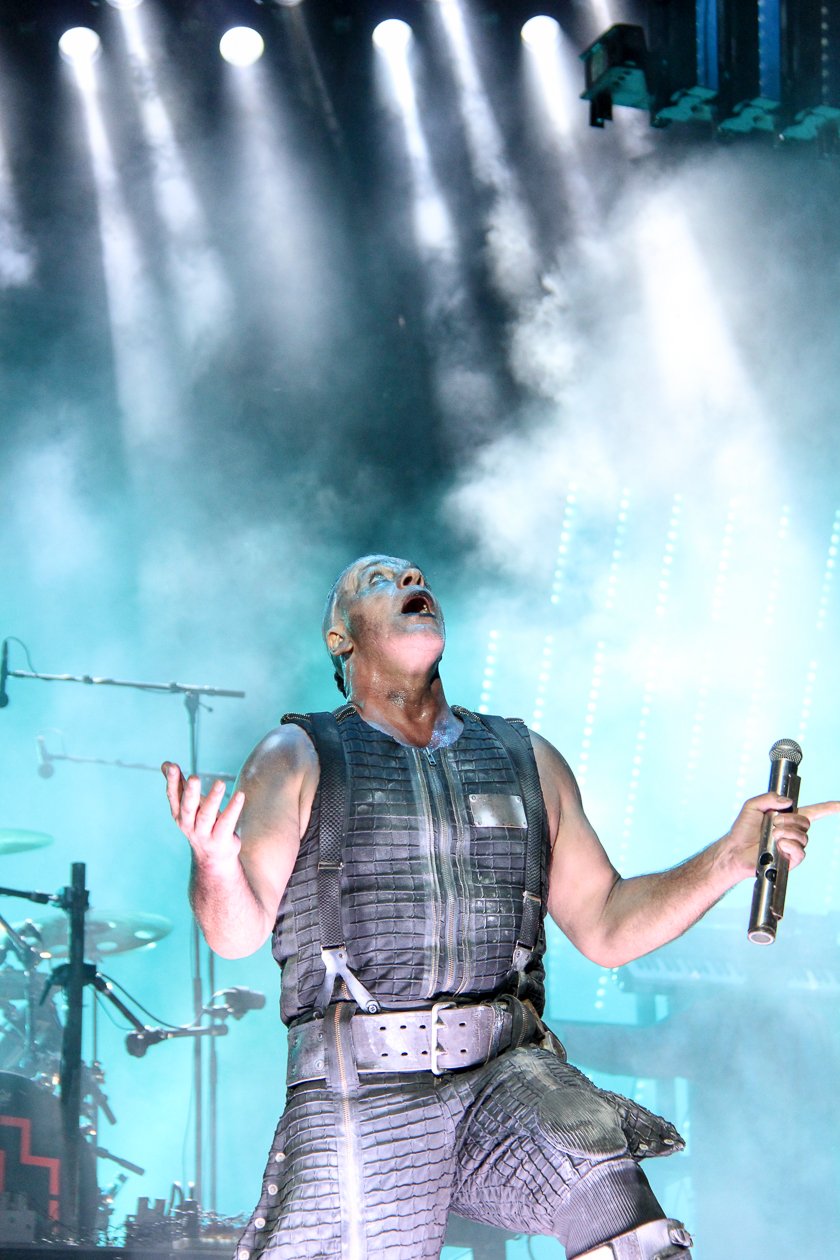 Sonne, Bier, dröhnende Boxen, Gewitter - das Zeppelinfeld in Nürnberg bebt drei Tage lang. – Rammstein bei Rock im Park 2017.
