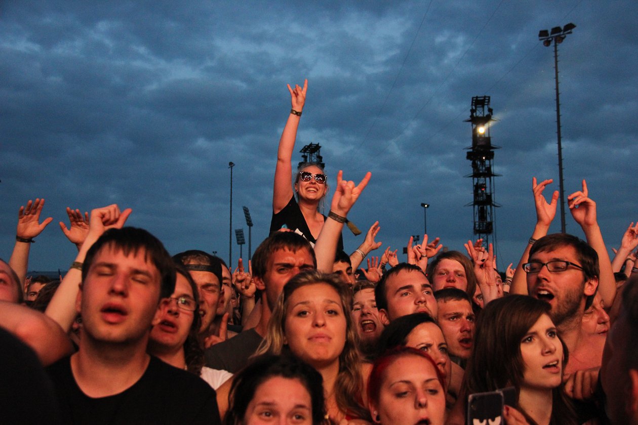 Sonne, Bier, dröhnende Boxen, Gewitter - das Zeppelinfeld in Nürnberg bebt drei Tage lang. – Der Park rockt!