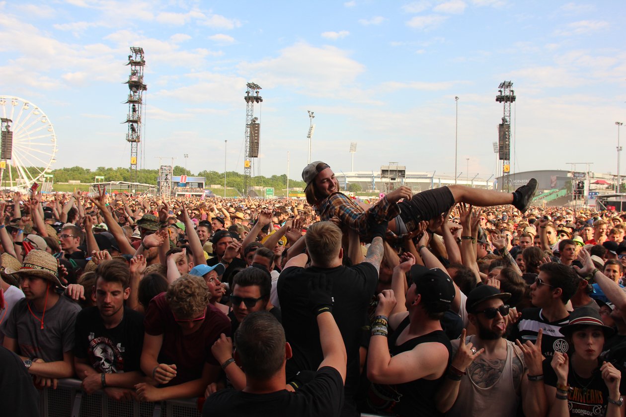Sonne, Bier, dröhnende Boxen, Gewitter - das Zeppelinfeld in Nürnberg bebt drei Tage lang. – Stagediving.