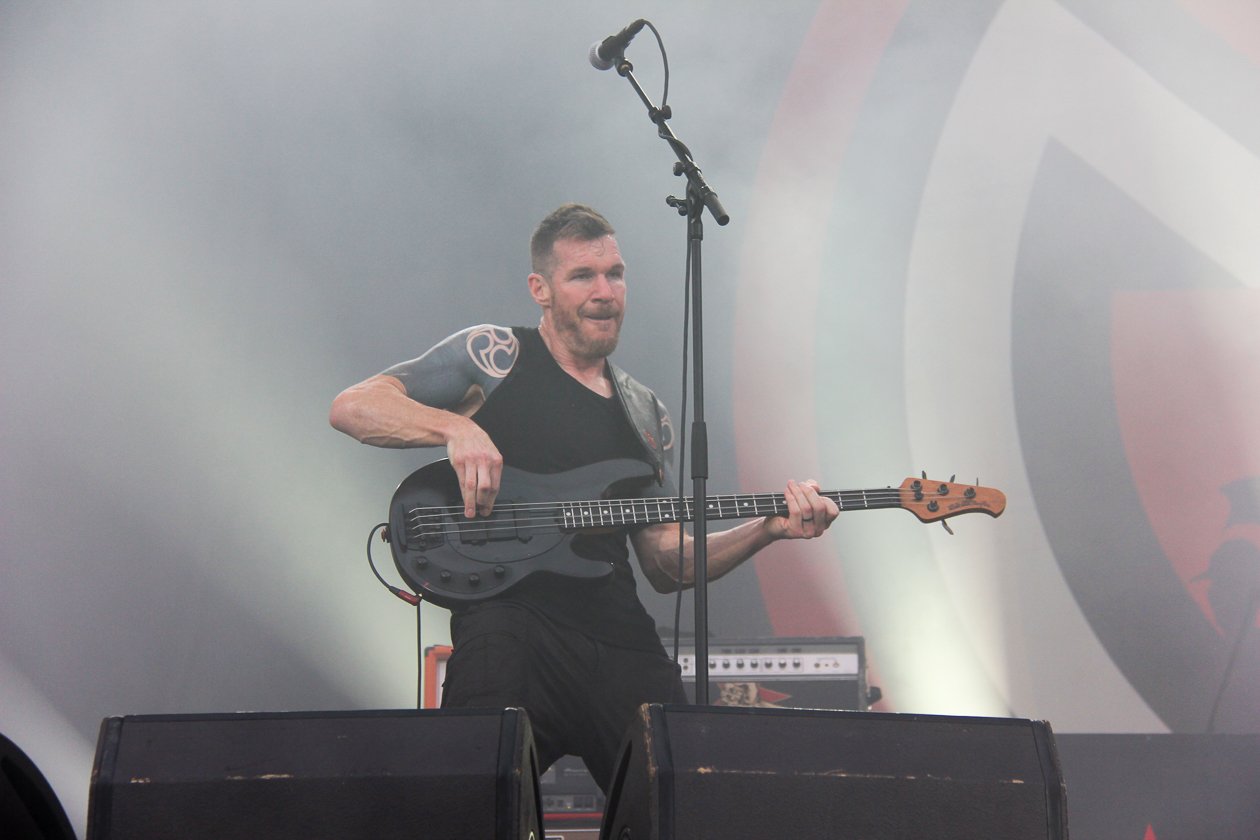Sonne, Bier, dröhnende Boxen, Gewitter - das Zeppelinfeld in Nürnberg bebt drei Tage lang. – Tim Commerford.
