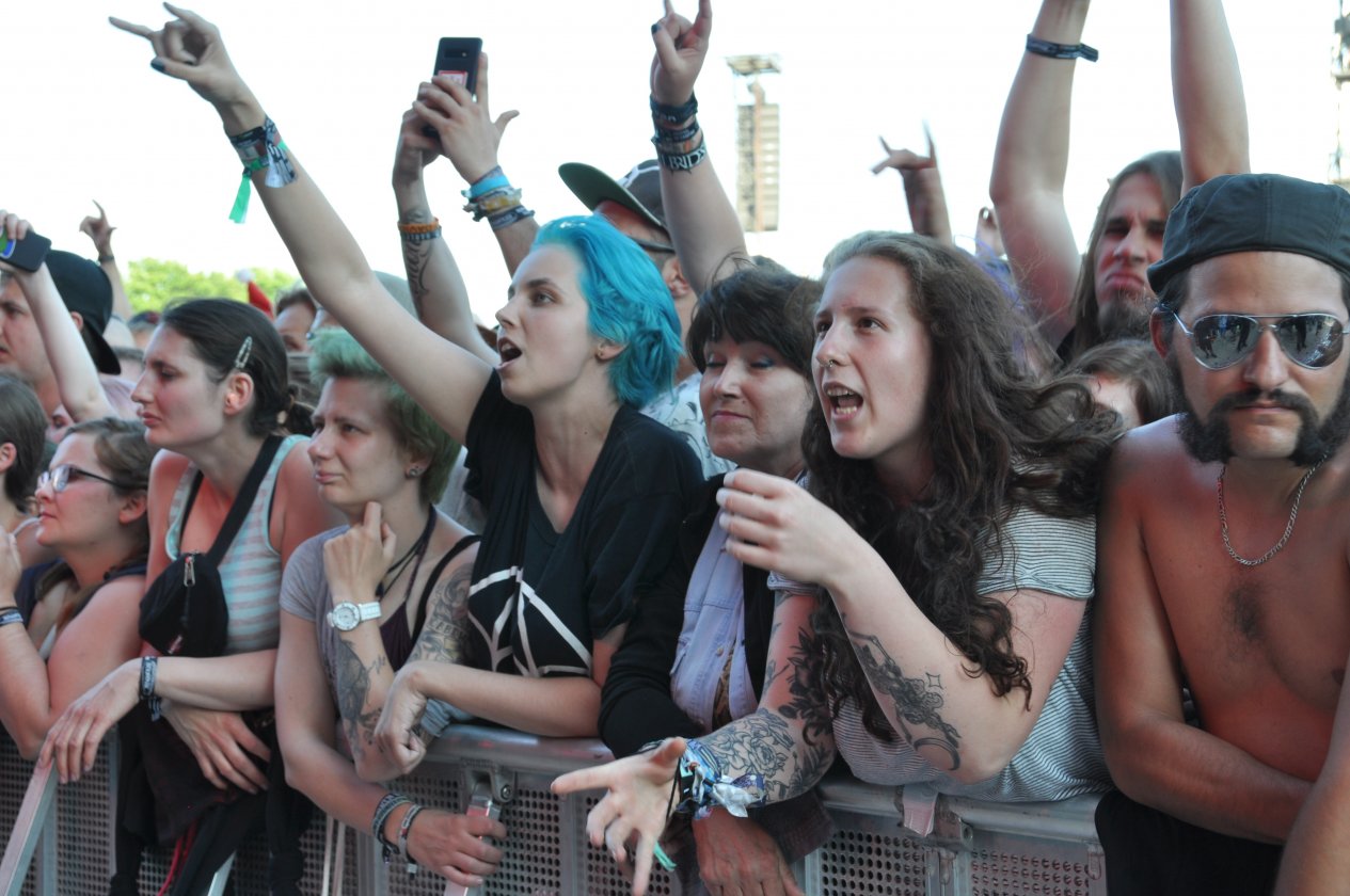 Gute Stimmung und tolles Wetter bei Tool, Slipknot, Die Ärzte etc. beim RaR-Schwesterfestival auf dem Zeppelinfeld nahe Nürnberg. – Fans.