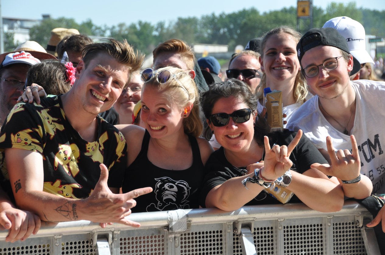 Gute Stimmung und tolles Wetter bei Tool, Slipknot, Die Ärzte etc. beim RaR-Schwesterfestival auf dem Zeppelinfeld nahe Nürnberg. – Good times.