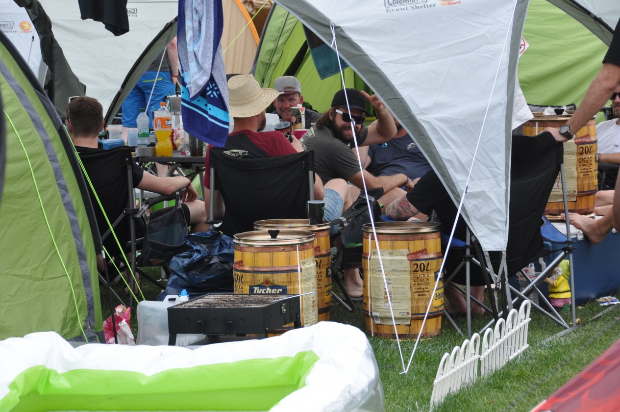 Gute Stimmung und tolles Wetter bei Tool, Slipknot, Die Ärzte etc. beim RaR-Schwesterfestival auf dem Zeppelinfeld nahe Nürnberg. – Gute Laune derweil auf dem Zeltplatz ...