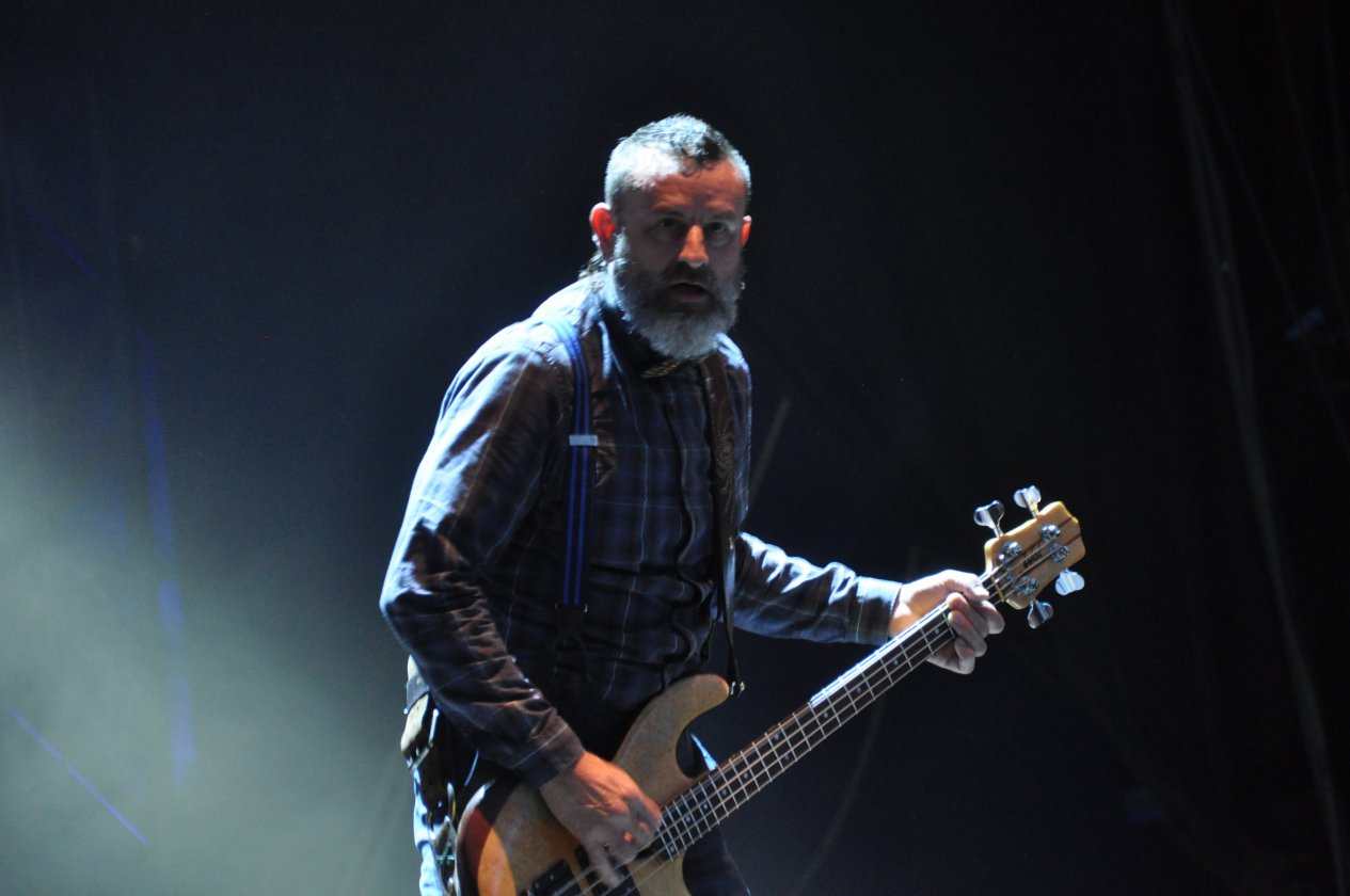 Gute Stimmung und tolles Wetter bei Tool, Slipknot, Die Ärzte etc. beim RaR-Schwesterfestival auf dem Zeppelinfeld nahe Nürnberg. – Justin Chancellor.