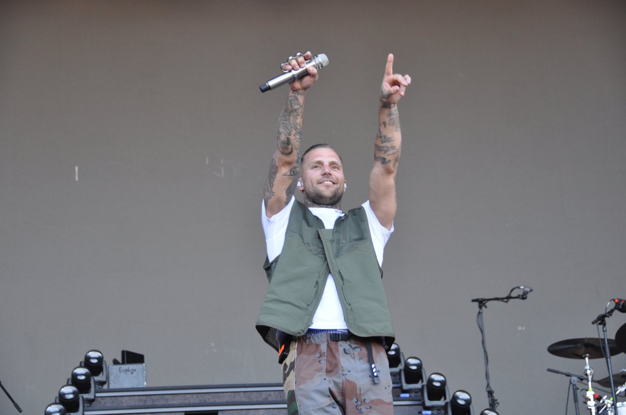 Gute Stimmung und tolles Wetter bei Tool, Slipknot, Die Ärzte etc. beim RaR-Schwesterfestival auf dem Zeppelinfeld nahe Nürnberg. – Kontra K.