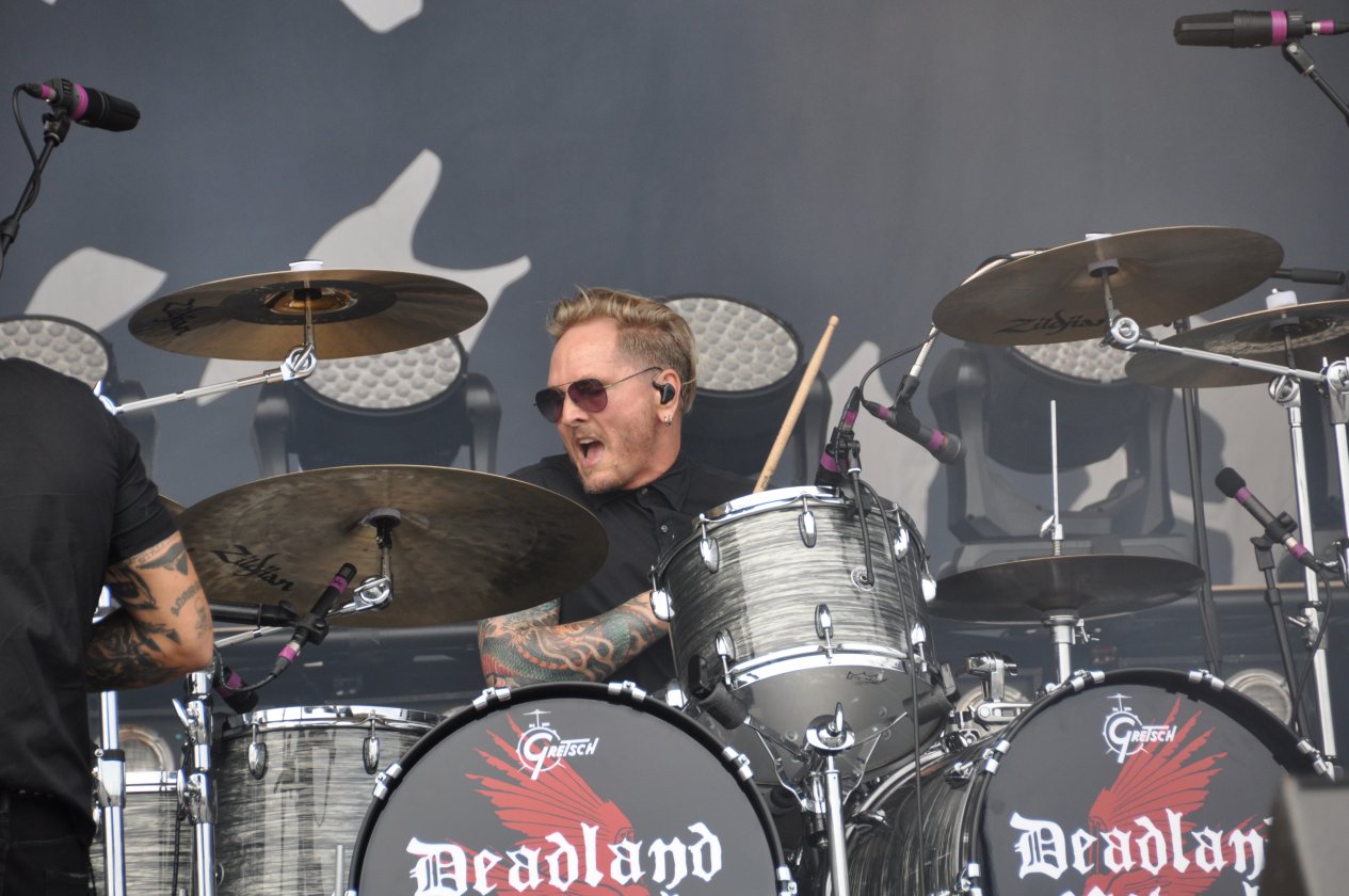 Gute Stimmung und tolles Wetter bei Tool, Slipknot, Die Ärzte etc. beim RaR-Schwesterfestival auf dem Zeppelinfeld nahe Nürnberg. – Matt Sorum.
