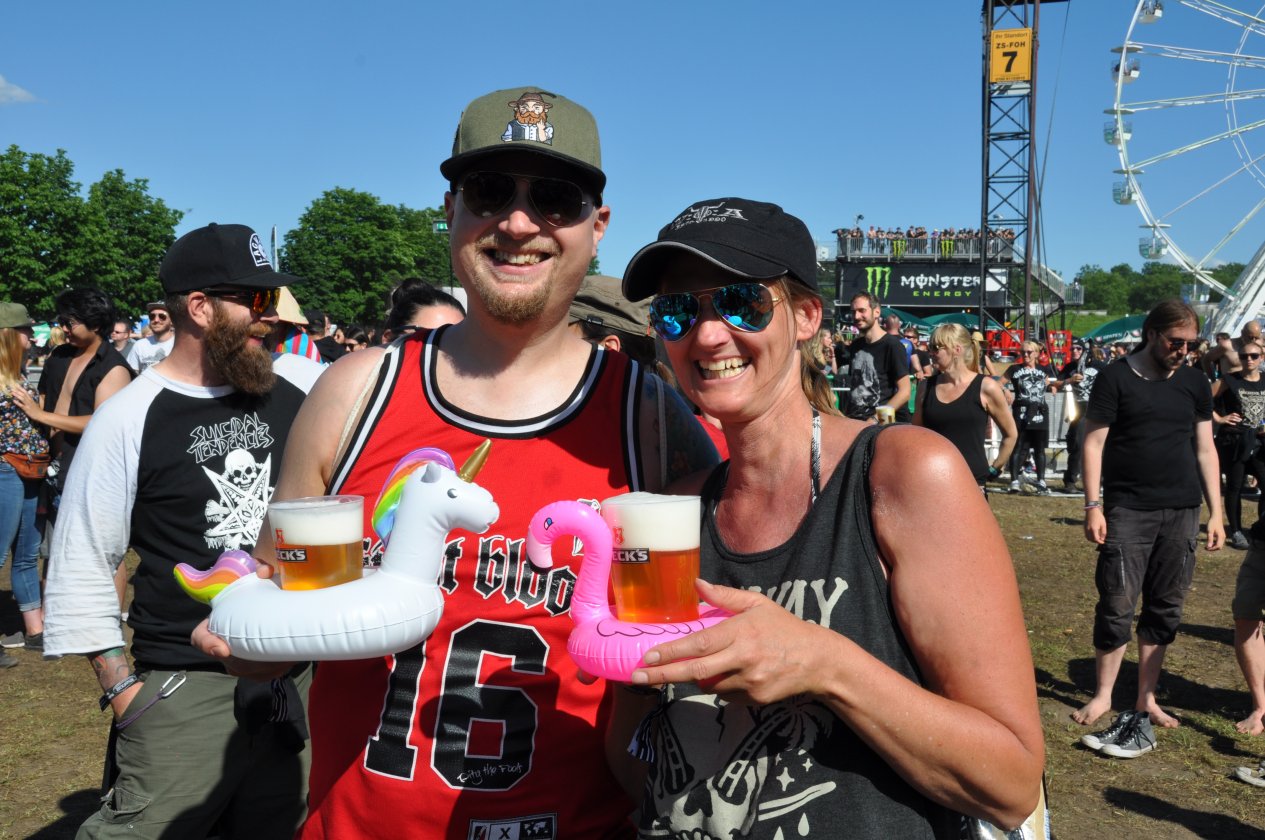 Gute Stimmung und tolles Wetter bei Tool, Slipknot, Die Ärzte etc. beim RaR-Schwesterfestival auf dem Zeppelinfeld nahe Nürnberg. – Und die Sonne scheint trotzem weiter.
