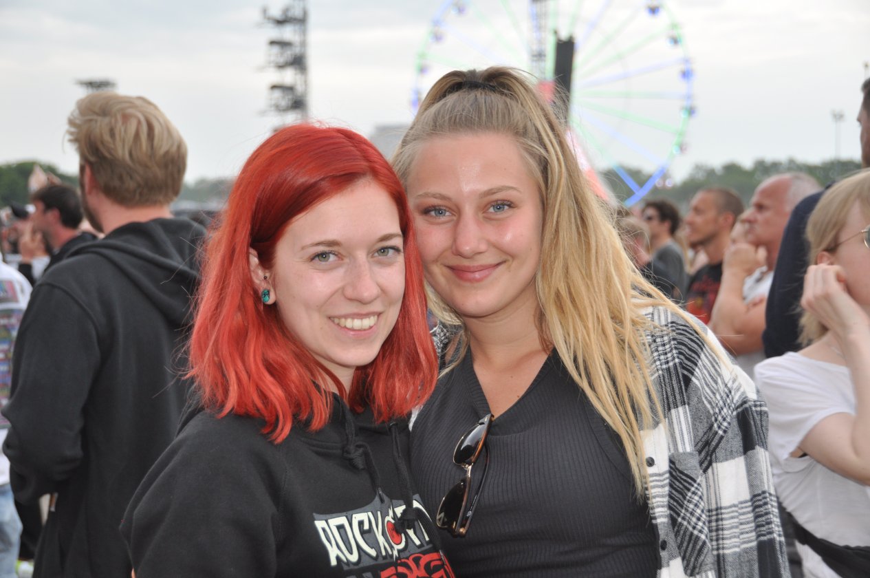 Gute Stimmung und tolles Wetter bei Tool, Slipknot, Die Ärzte etc. beim RaR-Schwesterfestival auf dem Zeppelinfeld nahe Nürnberg. – Zwei Damen im Park.