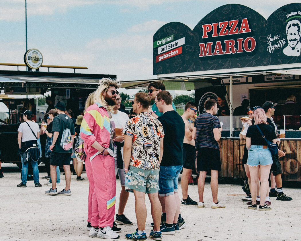 Nach dem Hochwasserdrama im Süden der Republik kehrt zum Glück die Sonne wieder zurück: Green Day, Billy Talent, Marsimoto u.v.a. in Nürnberg. – Mode muss sein.