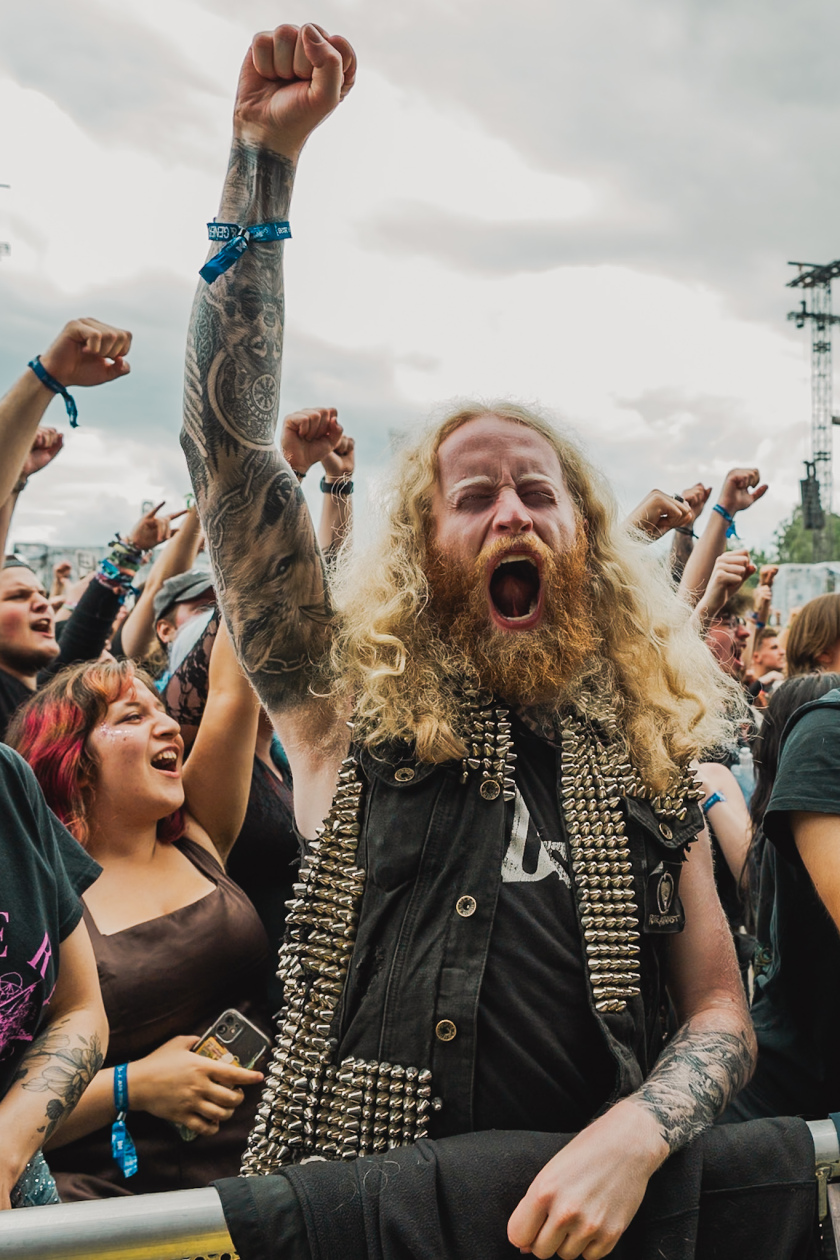 Iron Maiden, Sabaton, Volbeat, The Offspring, Tom Morello, Finch, Bloodywood, Ice Nine Kills, Social Distortion etc. – Er steht jedes Jahr in der Frontrow.